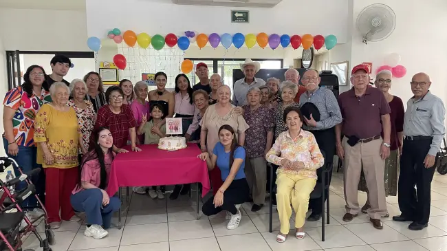 Los adultos mayores celebraron su último día antes de las vacaciones. Foto: TBN