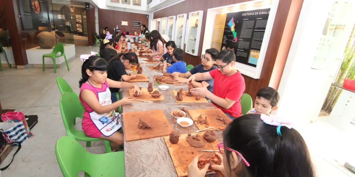 Niños y niñas de Culiacán, se inspiran con el taller Modelado en Barro en el Museo de Historia Regional de Sinaloa.