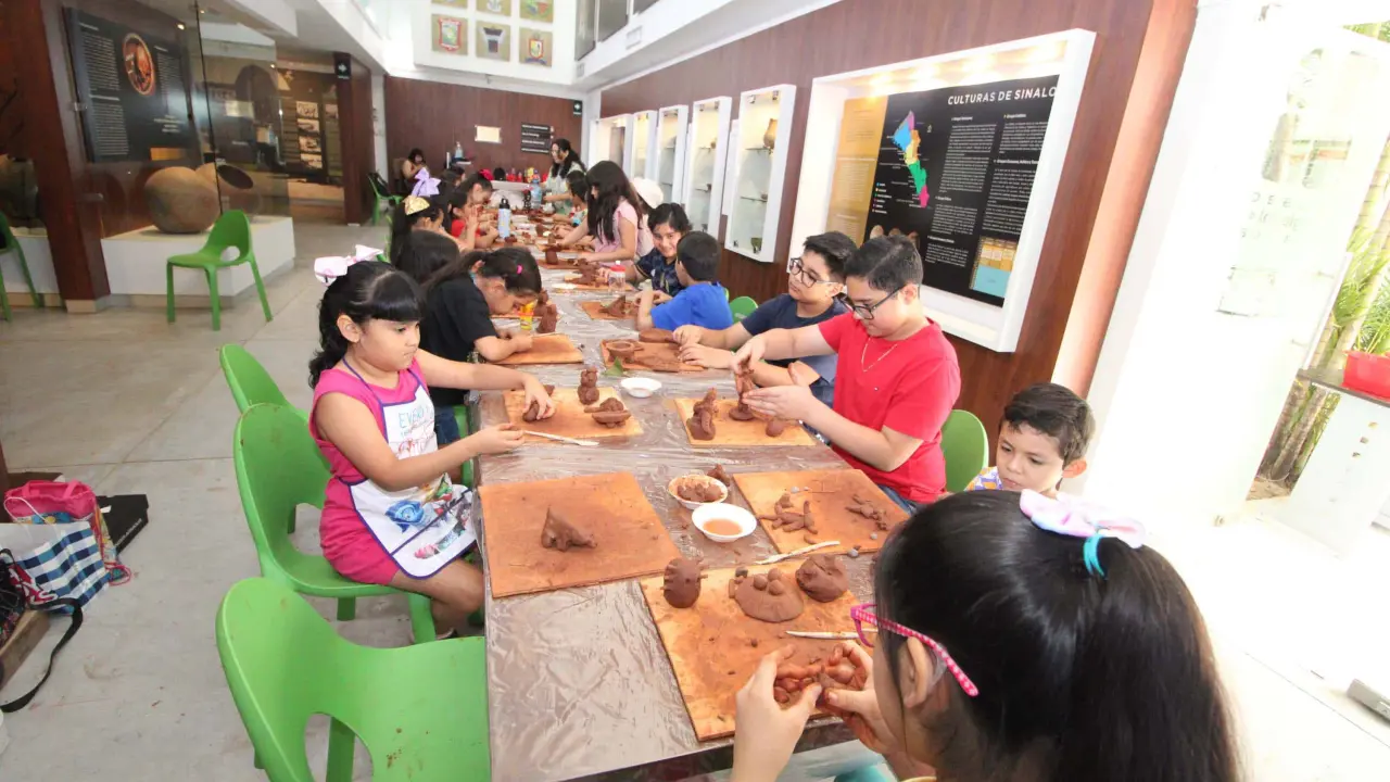 Niños y niñas de Culiacán, se inspiran con el taller Modelado en Barro en el Museo de Historia Regional de Sinaloa.