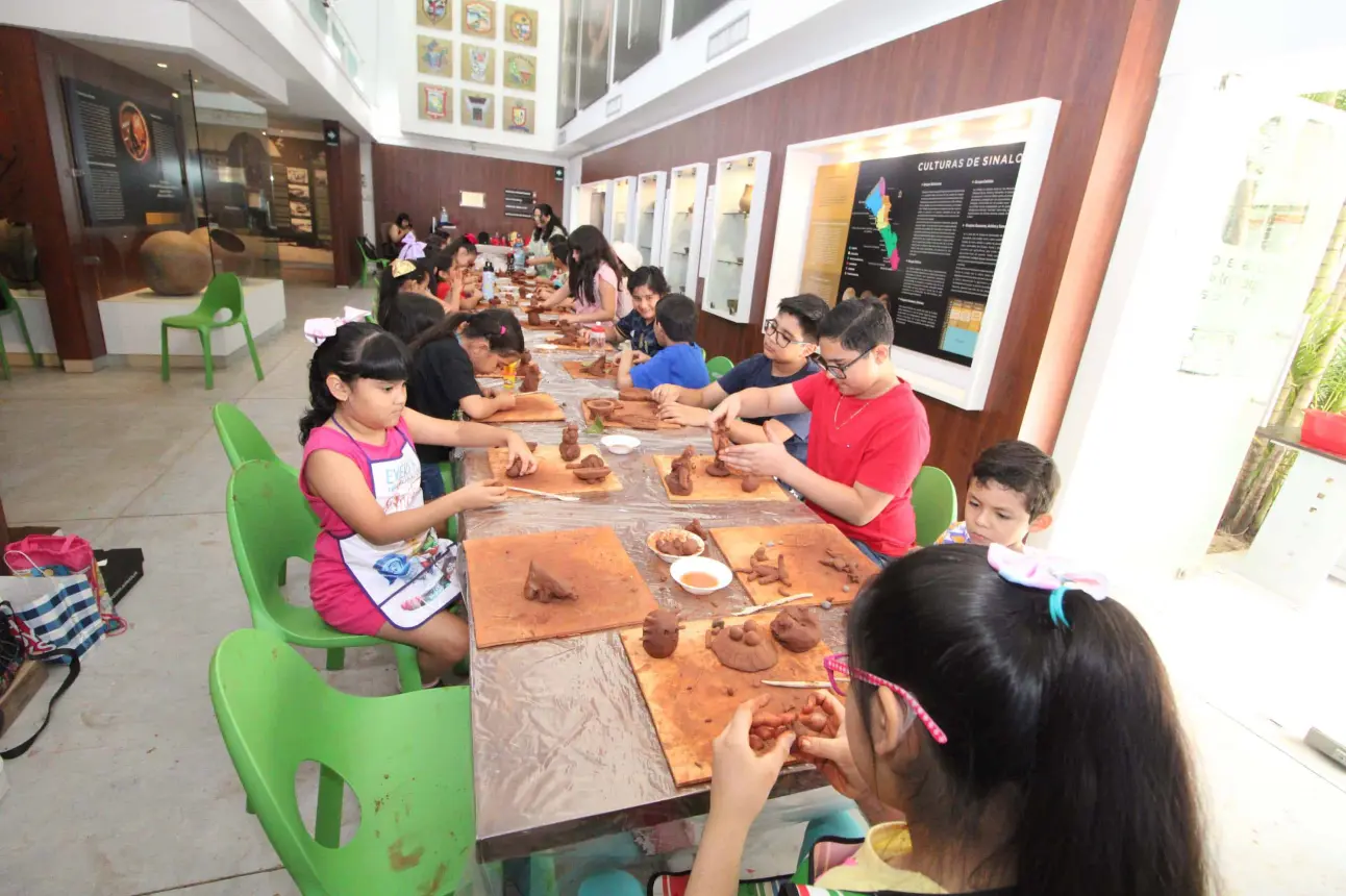 Niños y niñas de Culiacán, se inspiran con el taller Modelado en Barro en el Museo de Historia Regional de Sinaloa.