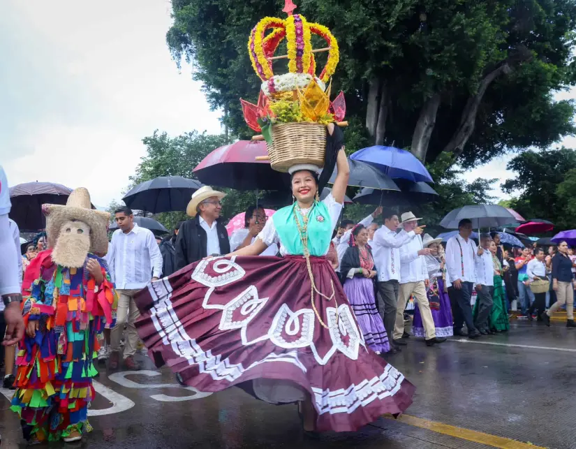 Durante el primer desfile de la Guelaguetza 2024