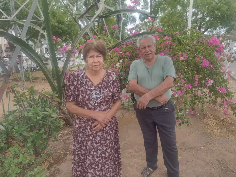 La dedicada pareja de Constanza y Manuel disfrutan su tiempo juntos en el jardín.