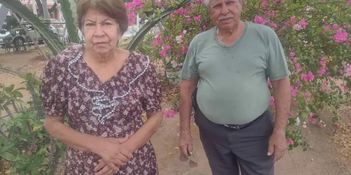 Constanza y Manuel son una tierna pareja de la tercera edad que con dedicación cuidan y labran su jardín en el bulevard Las Torres en el sector Barrancos de Culiacán.