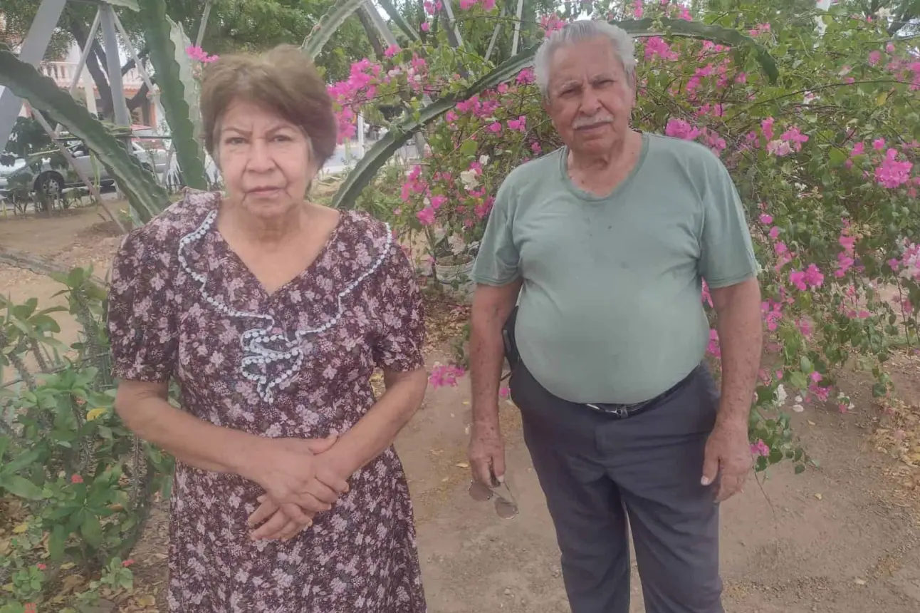 Constanza y Manuel son una tierna pareja de la tercera edad que con dedicación cuidan y labran su jardín en el bulevard Las Torres en el sector Barrancos de Culiacán.