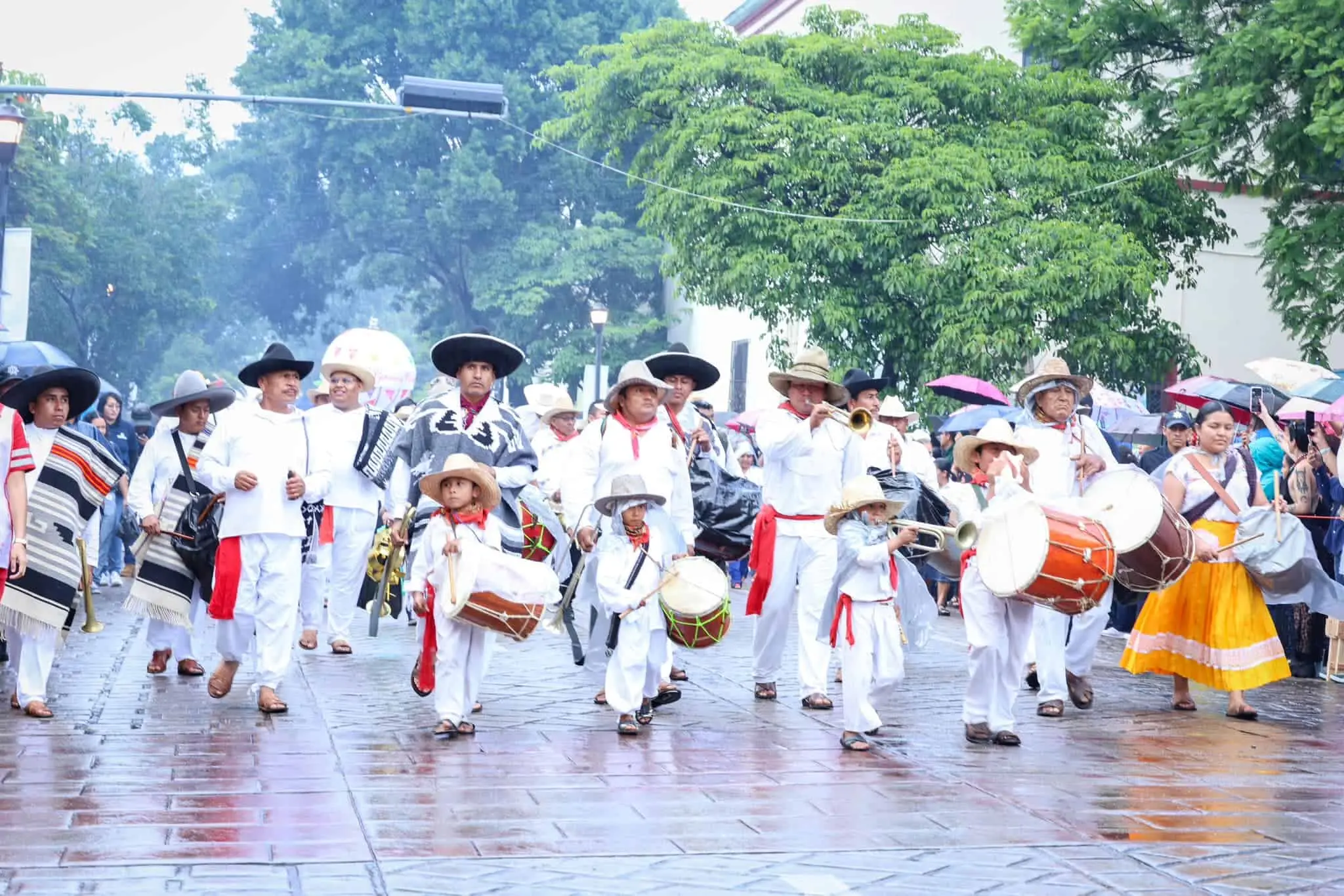 Aspectos del recorrido de las delegaciones durante la Guelaguetza 2024.