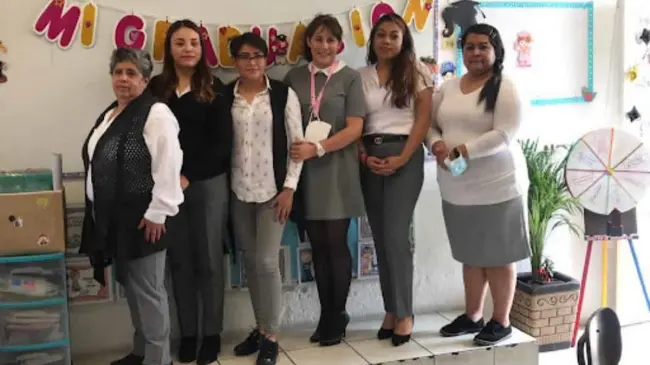 Grisel Gutiérrez Buenrostro, maestra en Tlalnepantla, ayuda a adultos a concluir sus estudios y poder laborar.