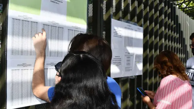 Los estudiantes de Chihuahua, ya pueden revisar en qué preparatoria de Chihuahua, quedaron. Foto: Cortesía