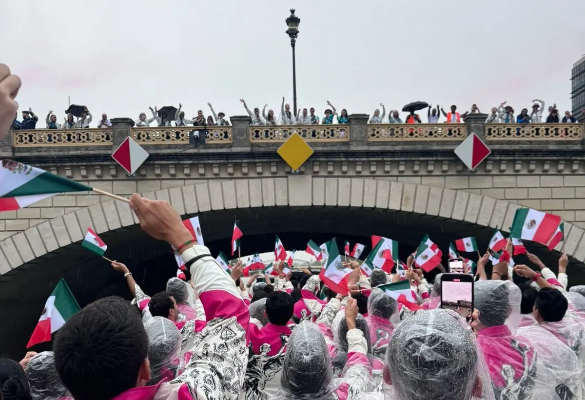 La delegación mexicana desfiló sobre el emblemático Río Sena en París. Foto: Conade