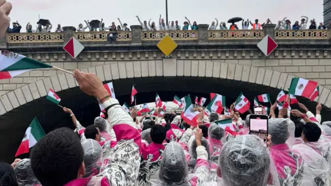 La delegación mexicana desfiló sobre el emblemático Río Sena en París. Foto: Conade