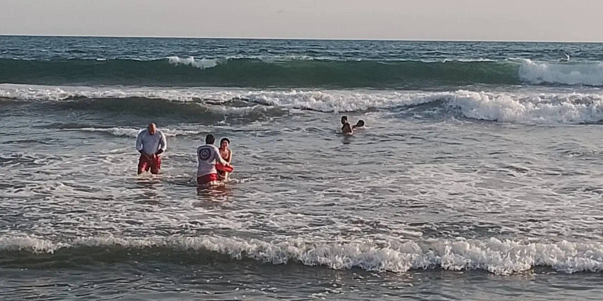 En Mazatlán salvavidas rescatan a dos hermanos de morir ahogados.