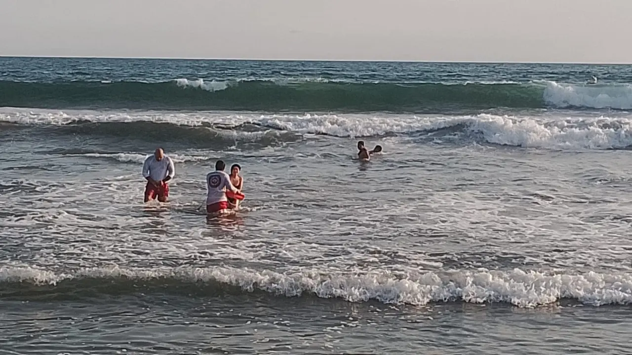 En Mazatlán salvavidas rescatan a dos hermanos de morir ahogados.