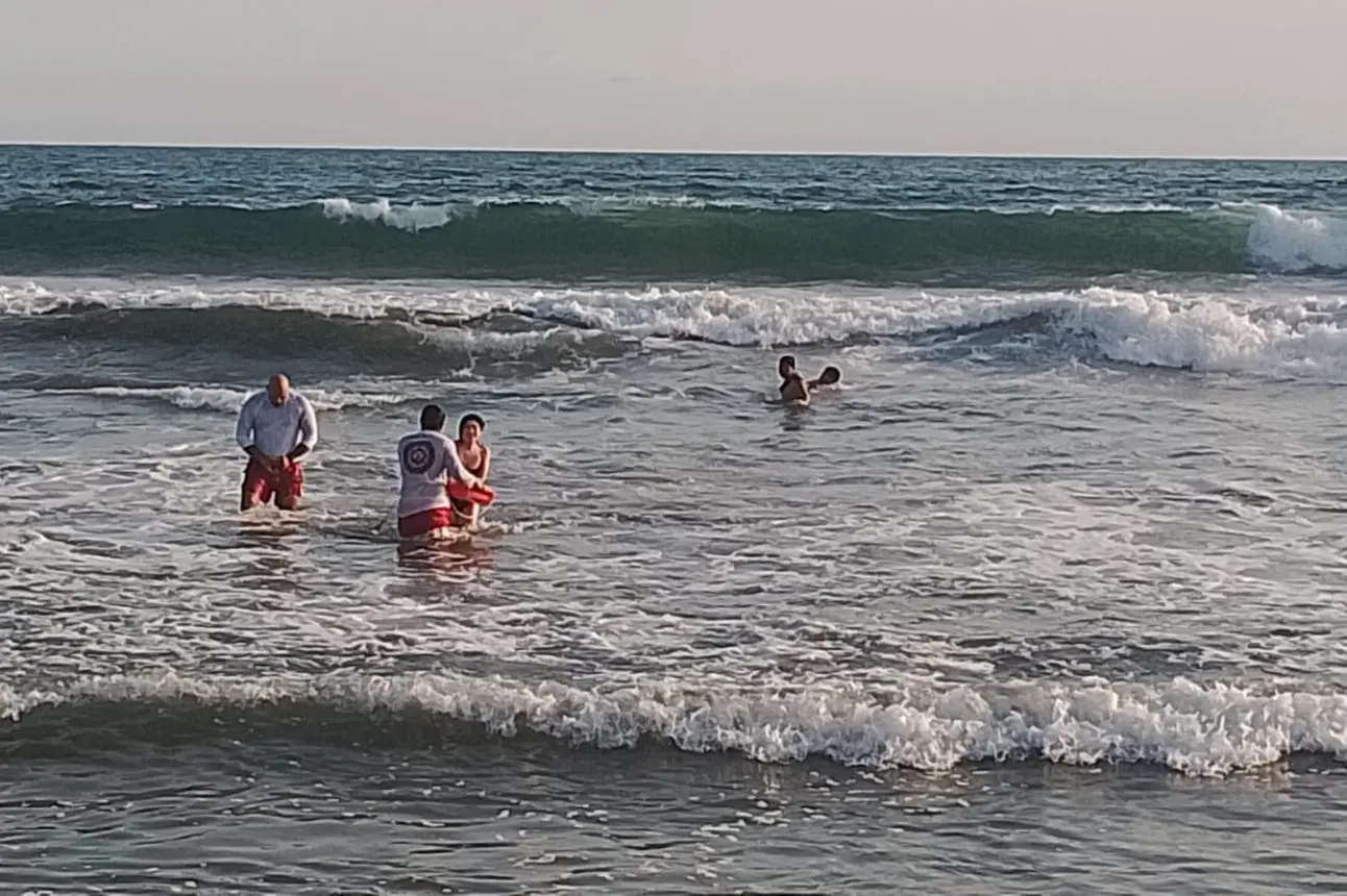 En Mazatlán salvavidas rescatan a dos hermanos de morir ahogados.