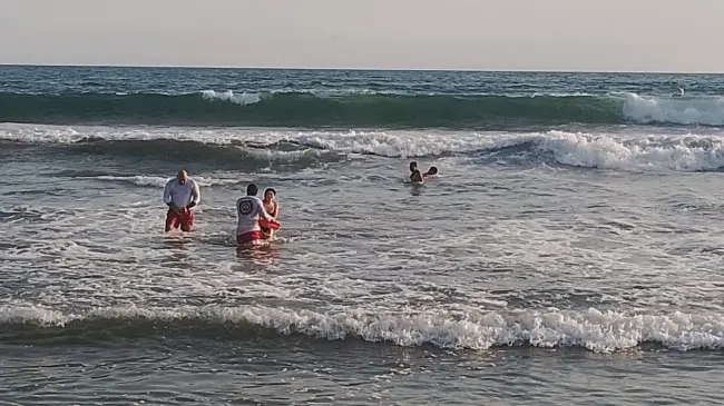 En Mazatlán salvavidas rescatan a dos hermanos de morir ahogados.