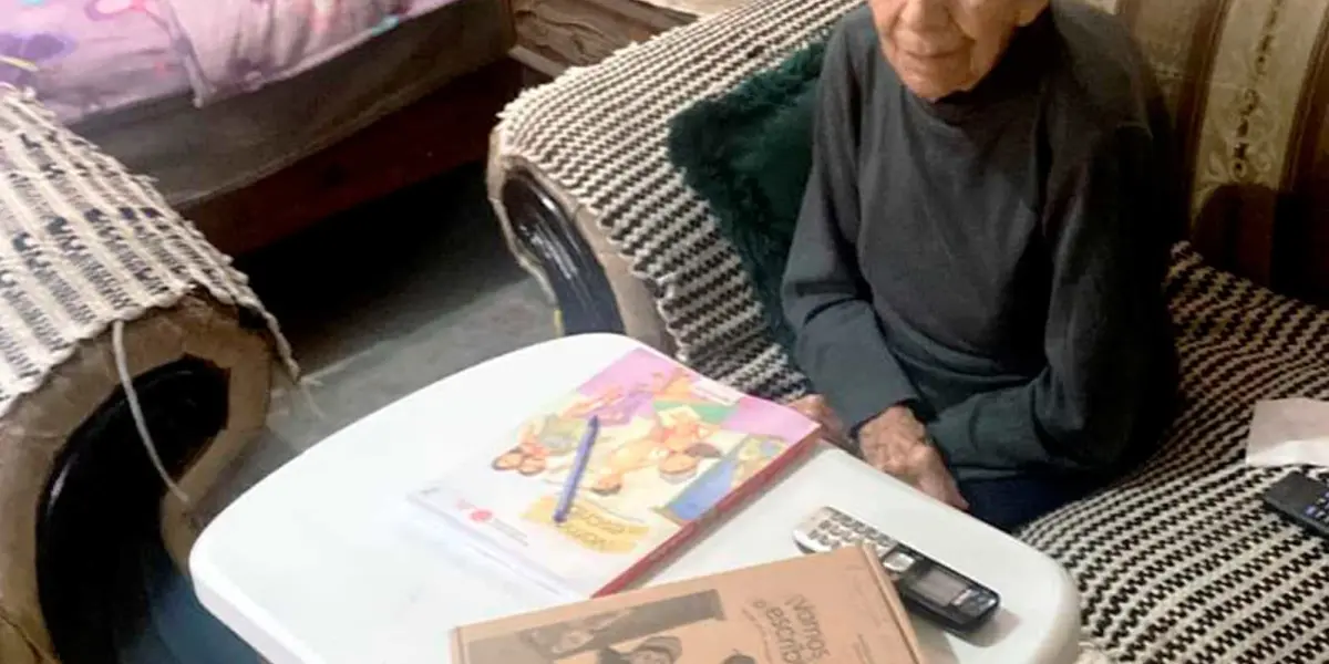 Adela de 94 años, no se rinde, y termina de estudiar secundaria en Chihuahua. Foto: Cortesía