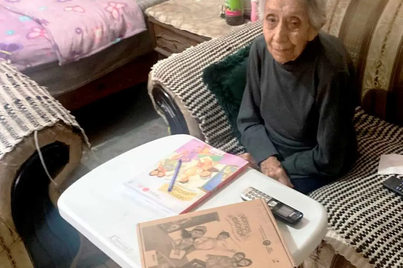 Adela de 94 años, no se rinde, y termina de estudiar secundaria en Chihuahua. Foto: Cortesía