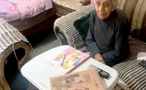 Adela de 94 años, muy orgullosa, termina la secundaria en Chihuahua