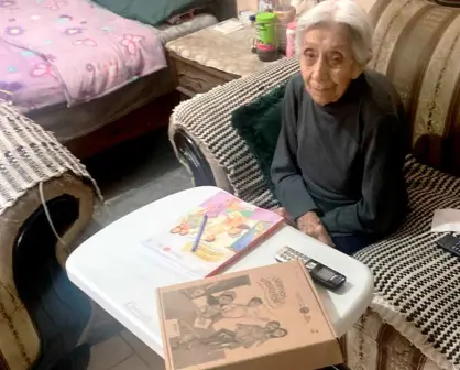 Adela de 94 años, muy orgullosa, termina la secundaria en Chihuahua