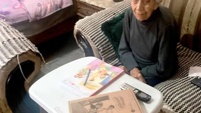 Adela de 94 años, no se rinde, y termina de estudiar secundaria en Chihuahua. Foto: Cortesía