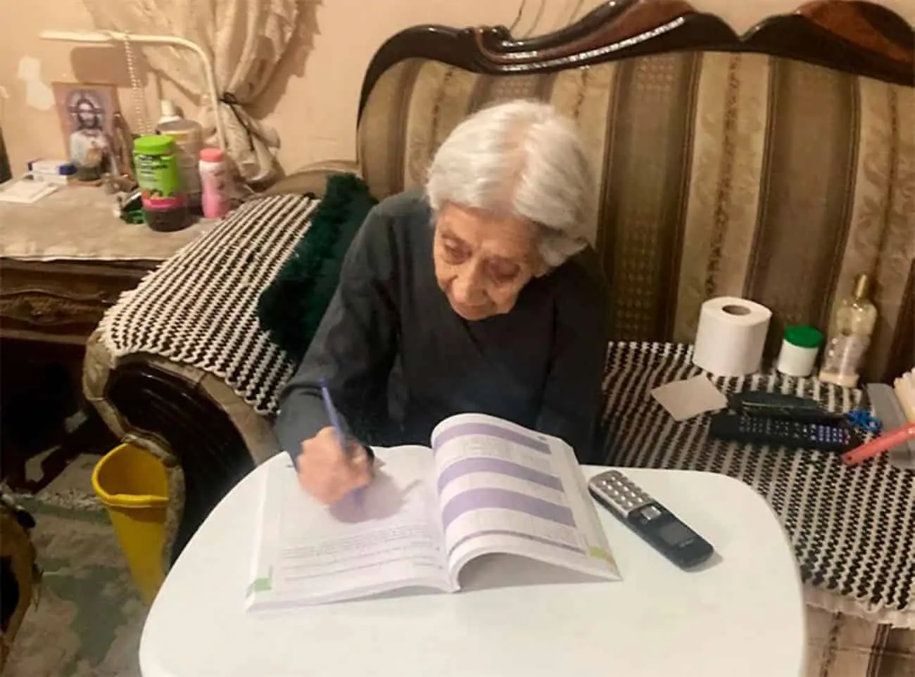 Adelal Moreno de 94 años, tras graduarse de la secundaria, señala que le gustaría entrar a la prepa también. Foto: Cortesía