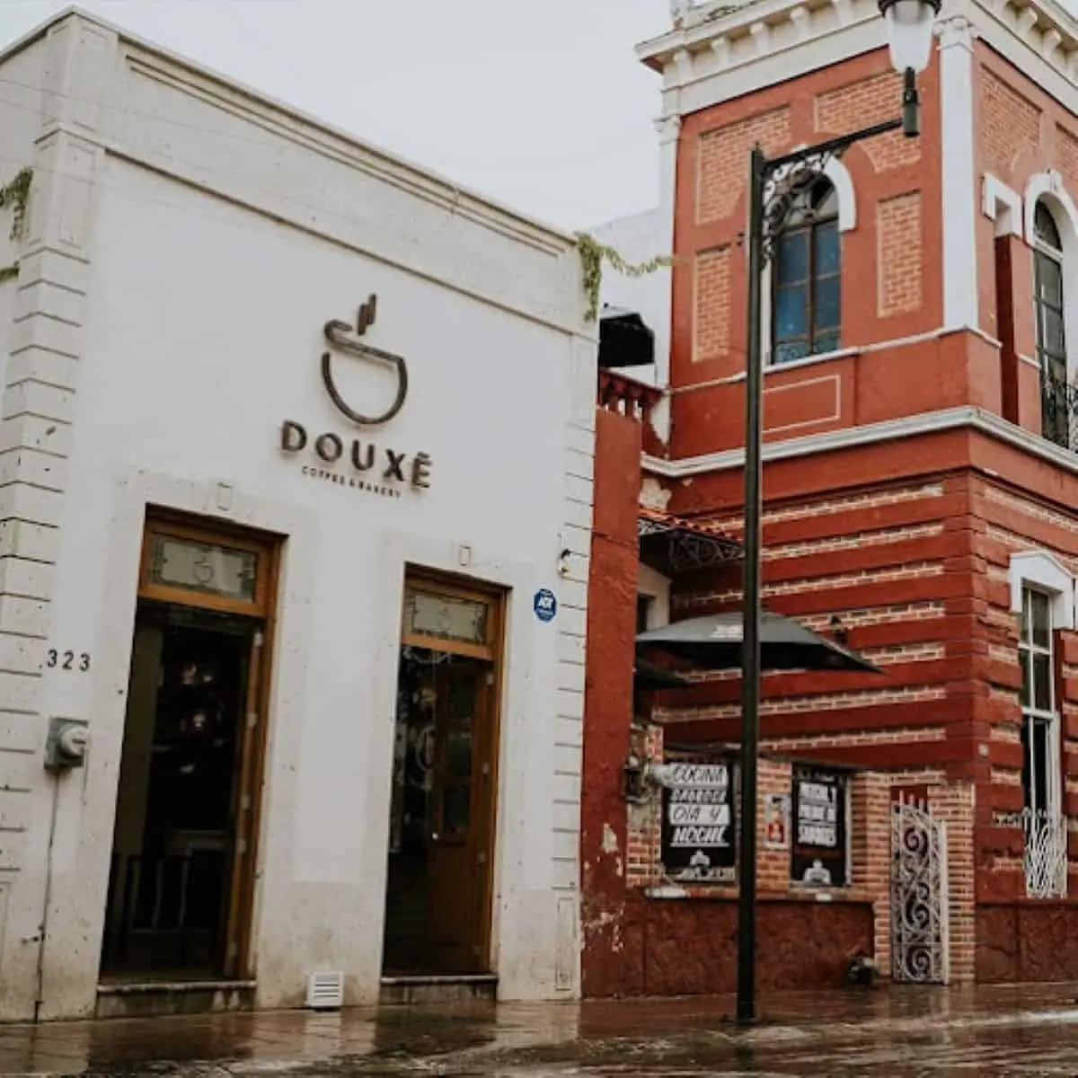 En el centro histórico de León, Guanajuato relájate con un café