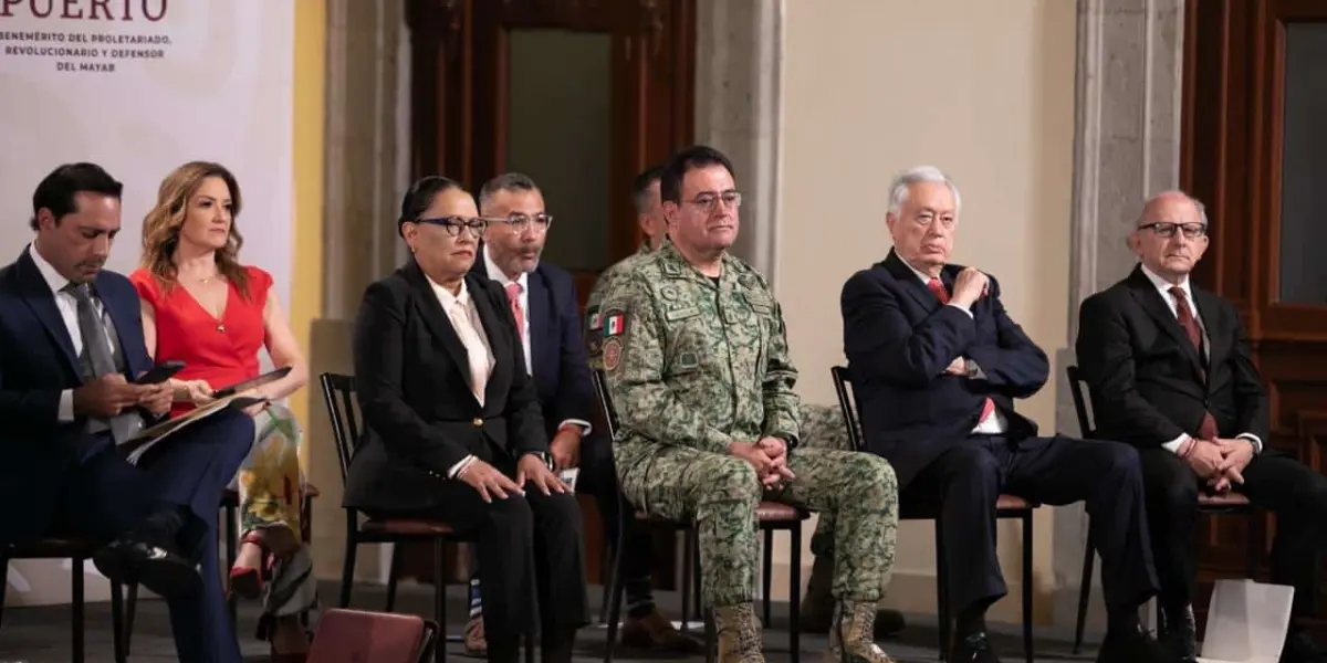 Funcionarios de gobierno presentes durante la conferencia de prensa que ofreció AMLO hoy lunes desde Palacio Nacional.