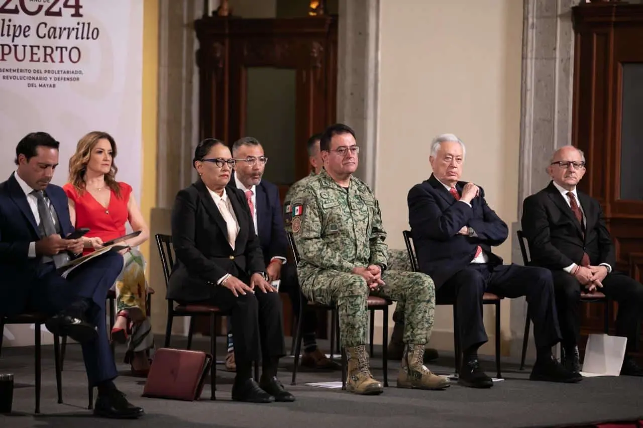 Funcionarios de gobierno presentes durante la conferencia de prensa que ofreció AMLO hoy lunes desde Palacio Nacional.