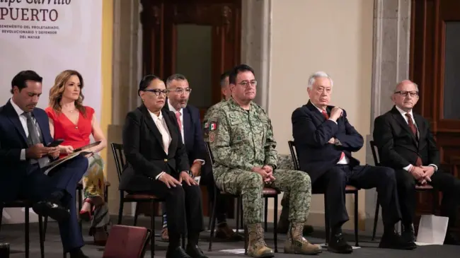 Funcionarios de gobierno presentes durante la conferencia de prensa que ofreció AMLO hoy lunes desde Palacio Nacional.