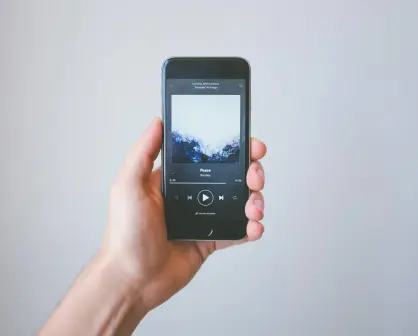 Con ayuda de este sencillo truco las bocinas de tu celular sonarán más fuerte