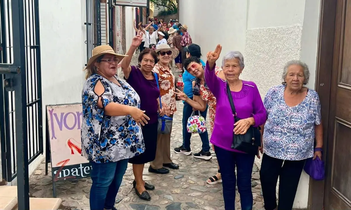 Adultos mayores de INAPAN diversión en grande por Álamos, Sonora