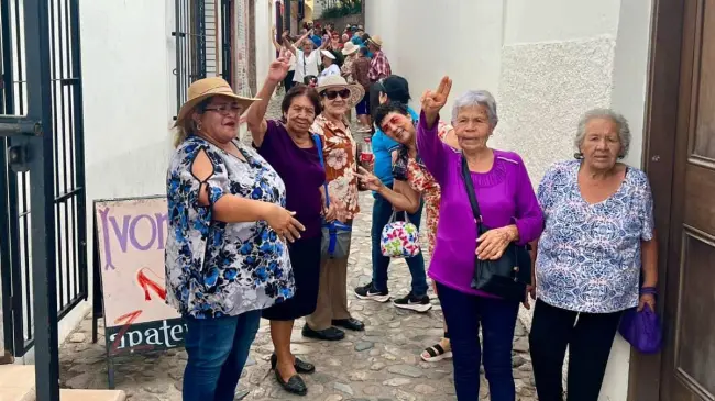 Adultos mayores de INAPAN diversión en grande por Álamos, Sonora
