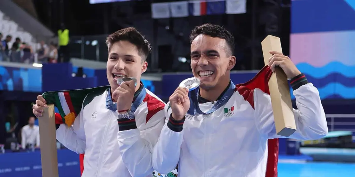 Osmar Olvera y Juan Manuel Celaya celebrando su presea | Imagen: CONADE