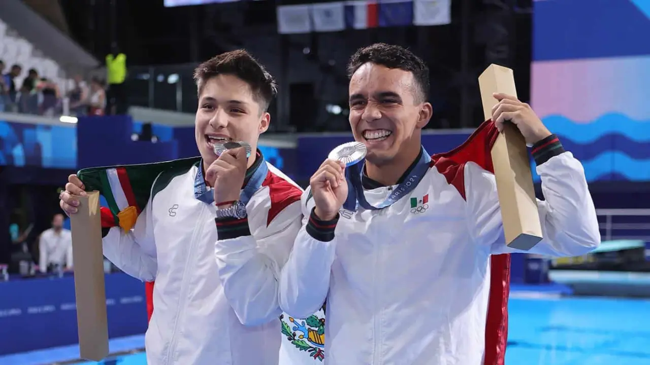 Osmar Olvera y Juan Manuel Celaya celebrando su presea | Imagen: CONADE