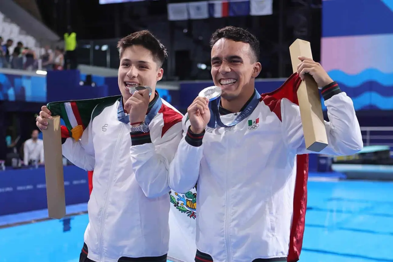 Osmar Olvera y Juan Manuel Celaya celebrando su presea | Imagen: CONADE