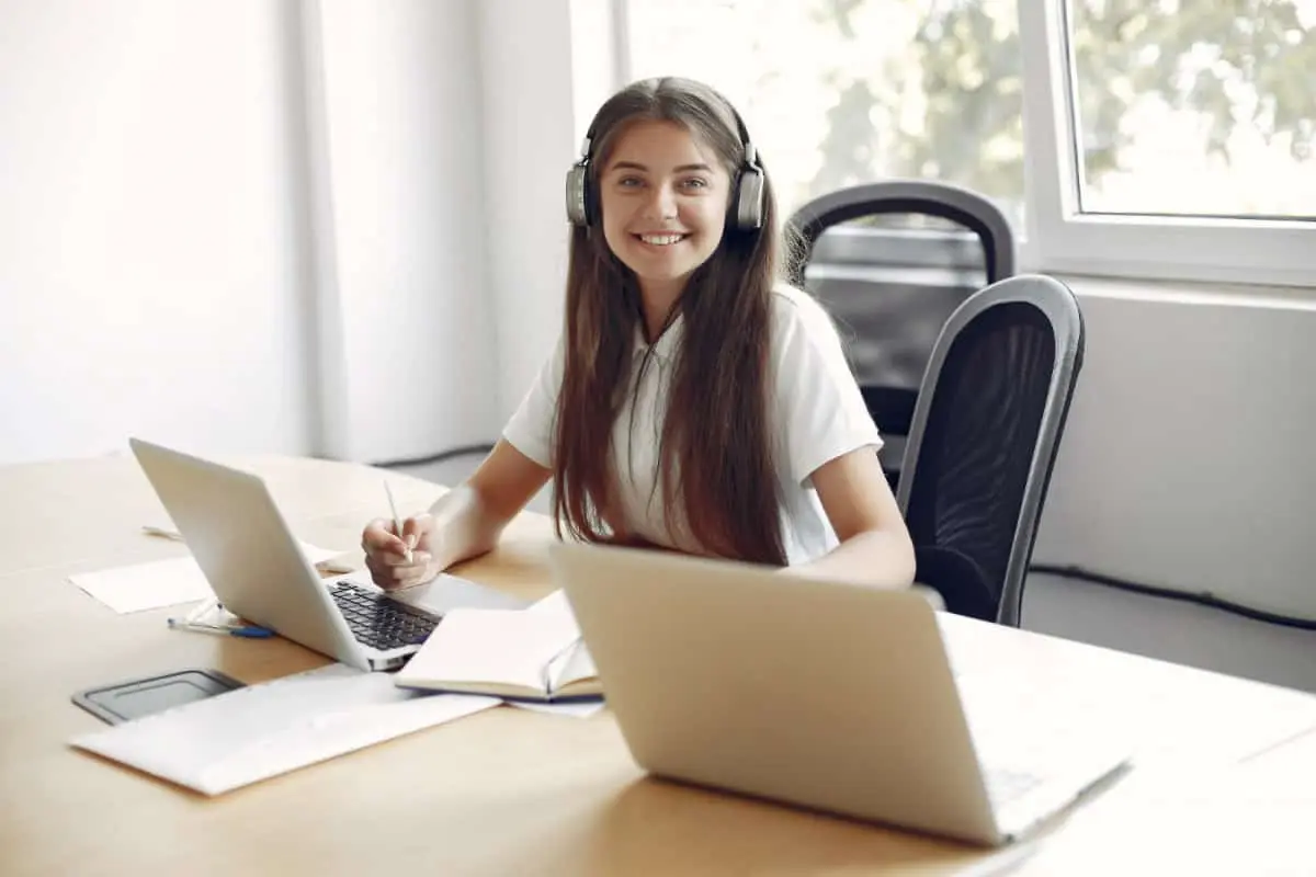 Así puedes saber en qué escuela secundaria quedó tu hija o hijo. Foto: Freepik