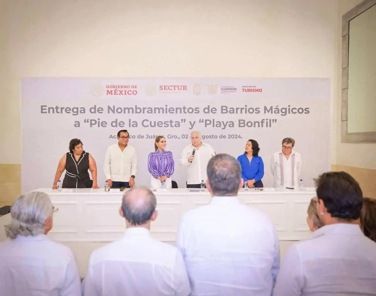 Autoridades realizan la entregan el nombramiento de Barrios Mágicos a Pie de la Cuesta y Playa Bonfil.