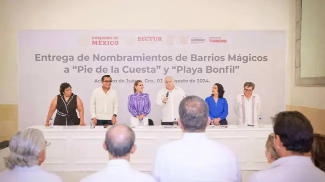 Autoridades realizan la entregan el nombramiento de Barrios Mágicos a Pie de la Cuesta y Playa Bonfil.
