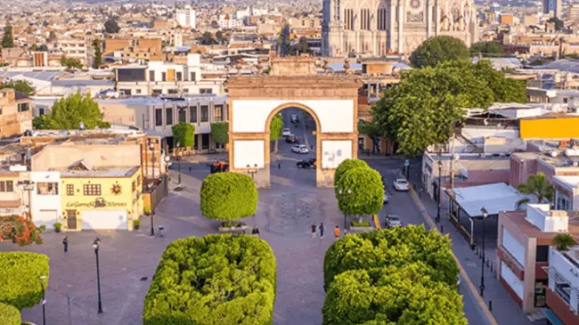 El Arco de la Calzada es uno de los tesoros arquitectónicos de León Guanajuato. Foto: Cortesía Viva León.