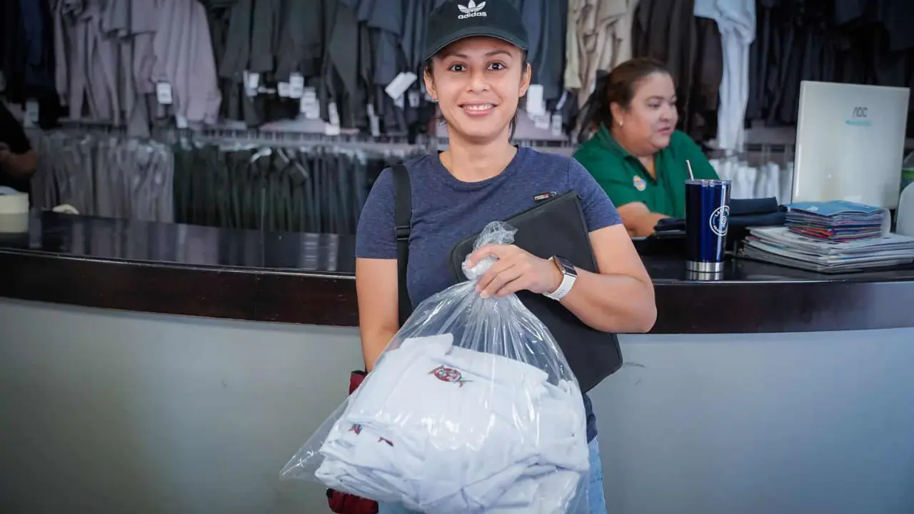SINALOA. Ya inició el cambio de vales de uniformes y útiles escolares