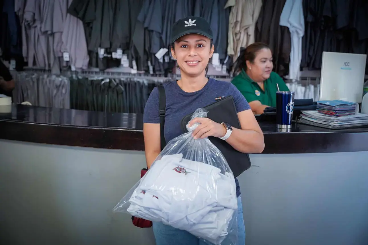 SINALOA. Ya inició el cambio de vales de uniformes y útiles escolares