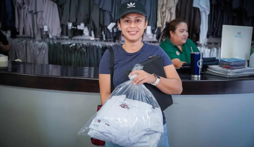 SINALOA. Ya inició el cambio de vales de uniformes y útiles escolares