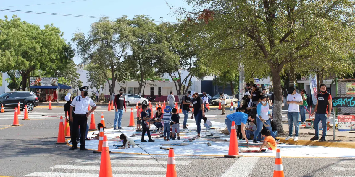 Niños, niñas y adultos mayores son los más propensos a los siniestros viales mientras cruzan las calles, por eso es importante una buena infraestructura. FOTO: Cortesia Implan Culiacán.