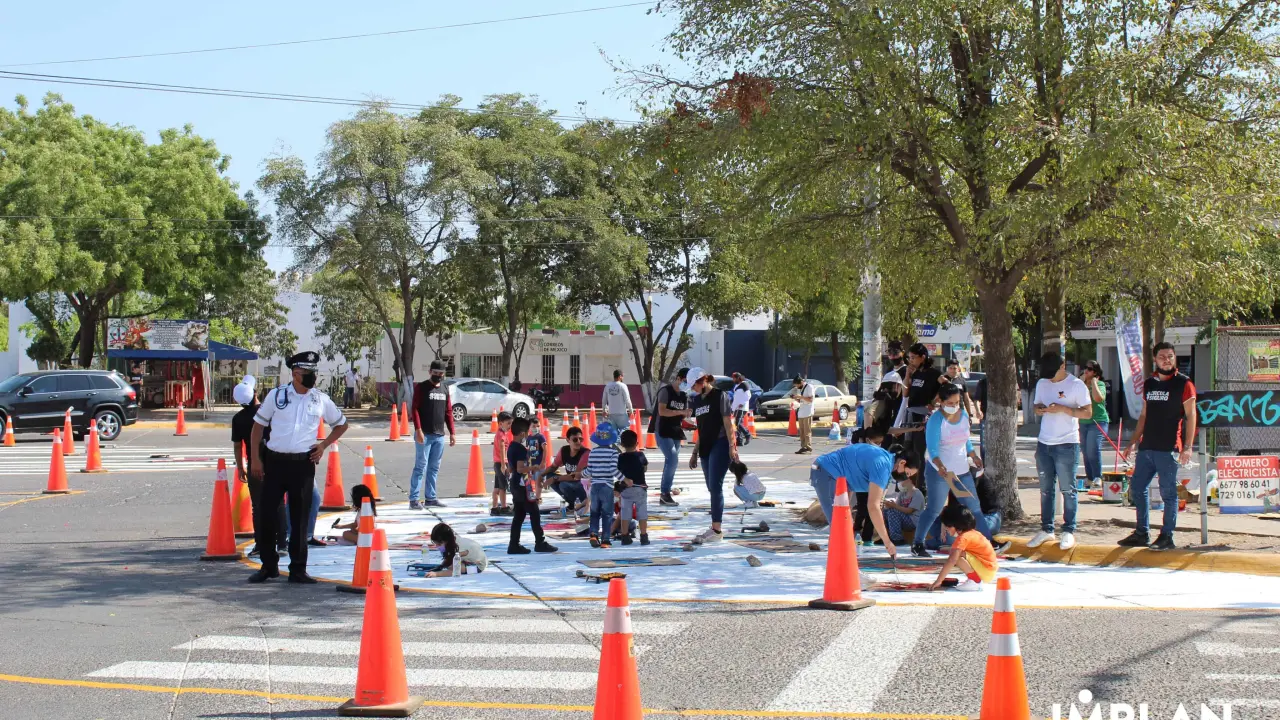 Niños, niñas y adultos mayores son los más propensos a los siniestros viales mientras cruzan las calles, por eso es importante una buena infraestructura. FOTO: Cortesia Implan Culiacán.