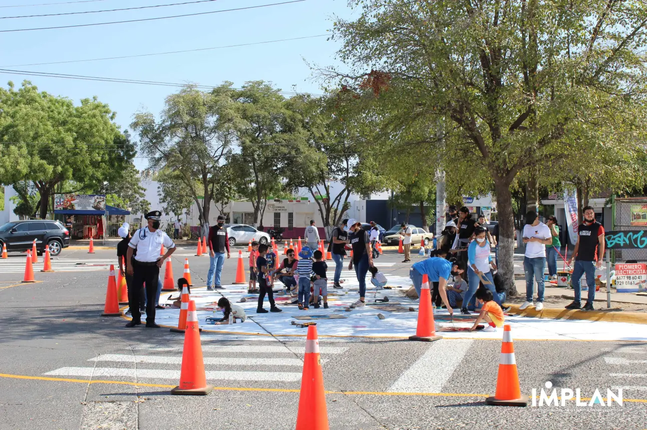 Niños, niñas y adultos mayores son los más propensos a los siniestros viales mientras cruzan las calles, por eso es importante una buena infraestructura. FOTO: Cortesia Implan Culiacán.