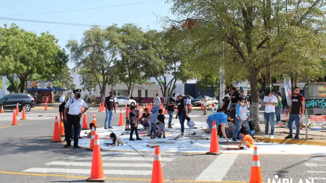Niños, niñas y adultos mayores son los más propensos a los siniestros viales mientras cruzan las calles, por eso es importante una buena infraestructura. FOTO: Cortesia Implan Culiacán.
