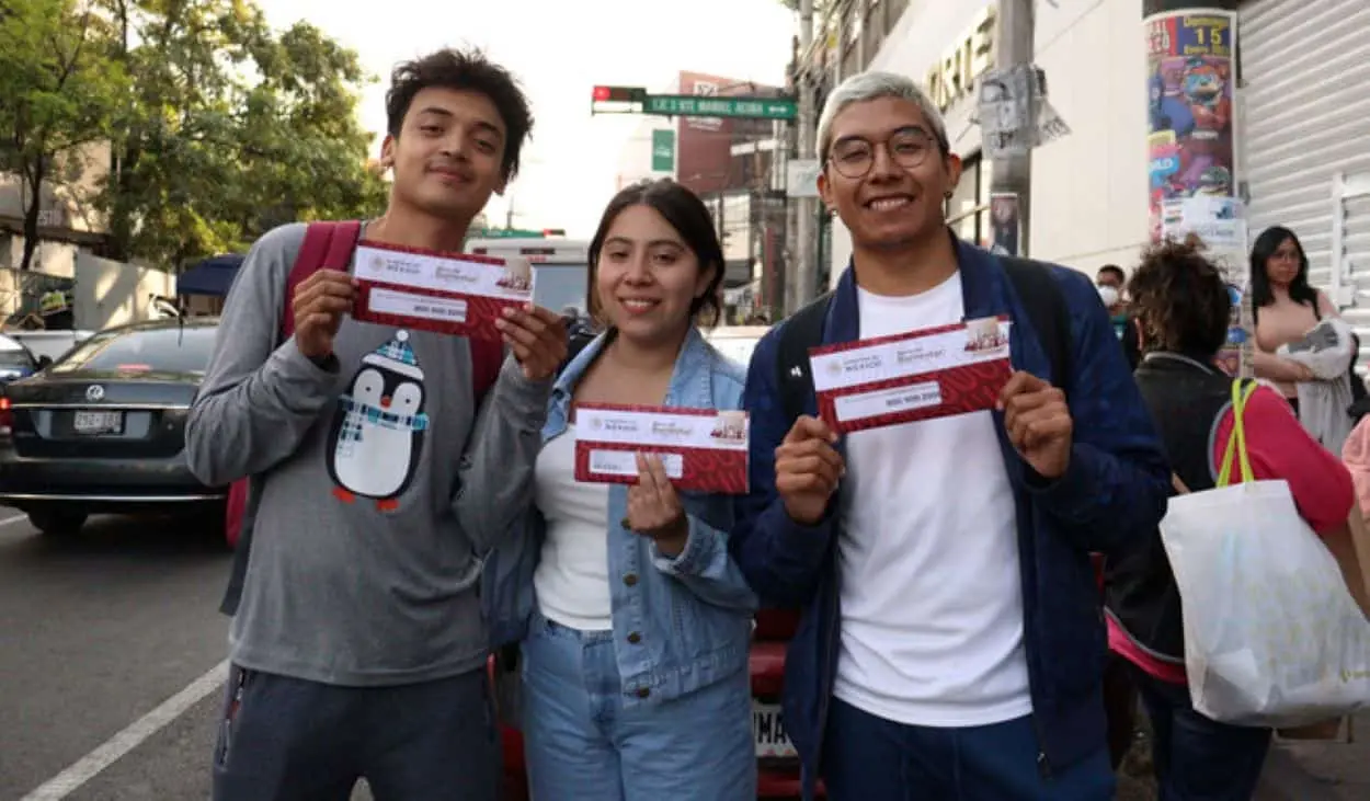 La Beca Benito Juárez para estudiantes de universidad retomó la entrega de tarjetas en este mes de agosto. Foto: Cortesía