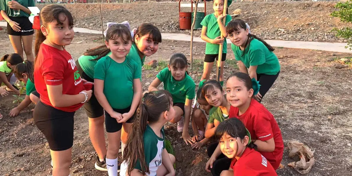 Niños y niñas trabajaron en conjunto con la intención de plantar arboles para mejorar el medio ambiente. Foto: Cortesia