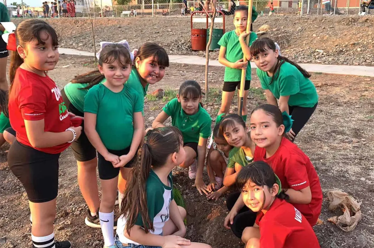 Niños y niñas trabajaron en conjunto con la intención de plantar arboles para mejorar el medio ambiente. Foto: Cortesia