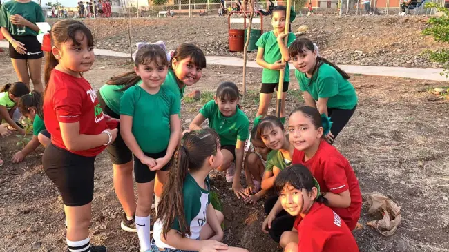 Niños y niñas trabajaron en conjunto con la intención de plantar arboles para mejorar el medio ambiente. Foto: Cortesia