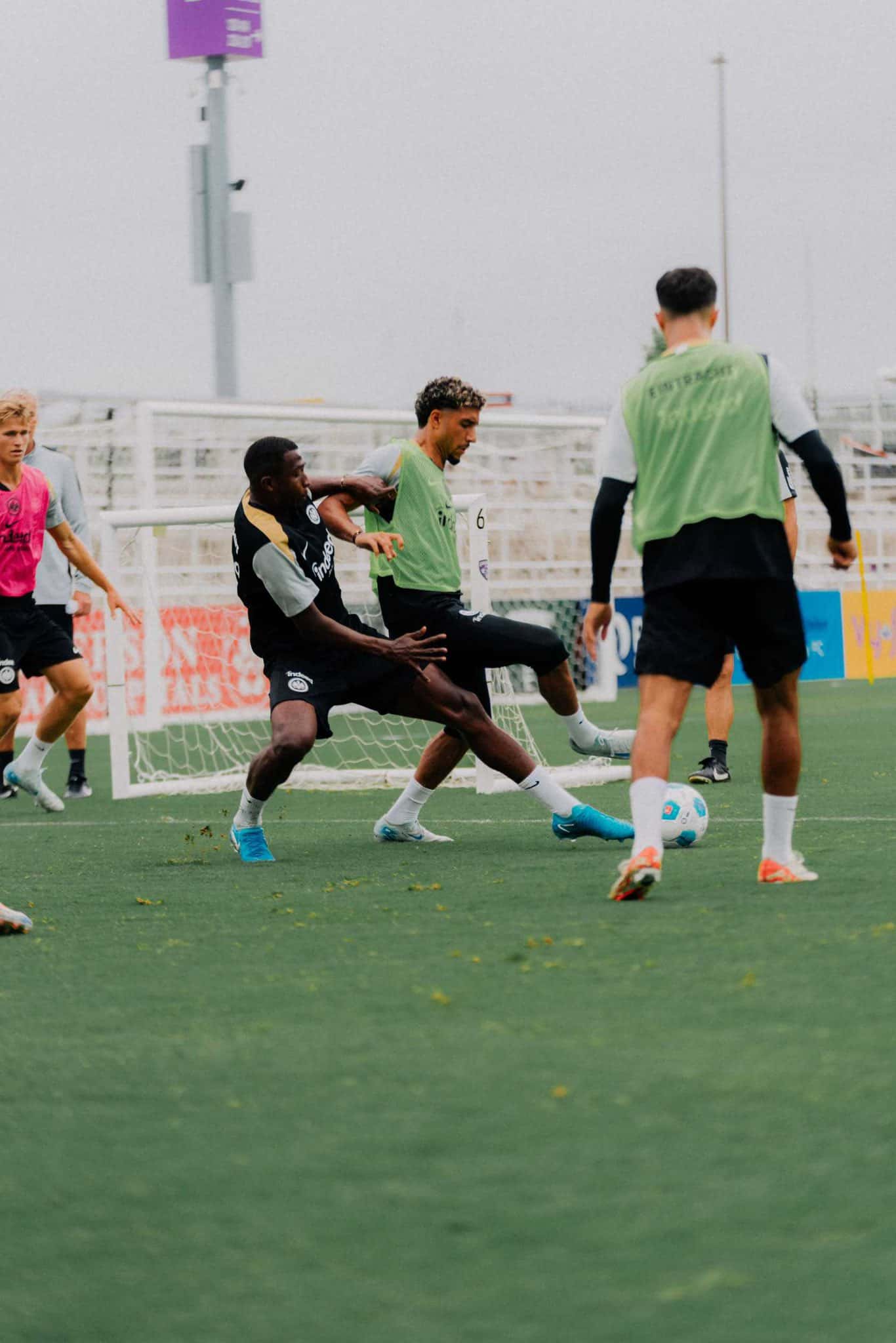 William Pacho entrenando | Imagen: @eintracht_esp