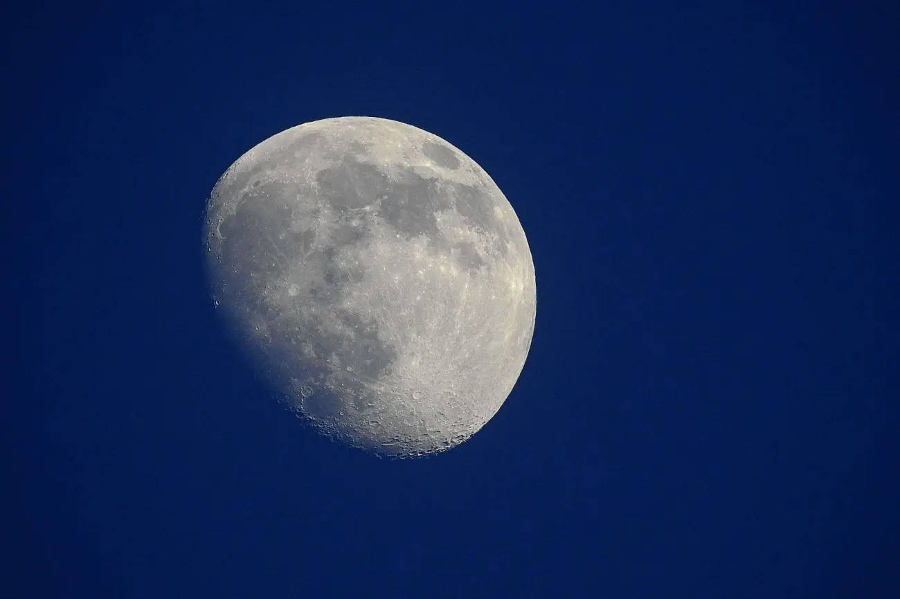 Hay agua en la Luna